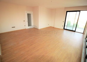 شقة ثلاث غرف وصالة ضمن مجمع حديث في مركز الانيا