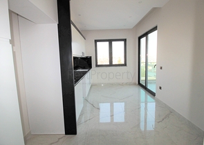 شقة ثلاث غرف وصالة ضمن مجمع حديث في مركز الانيا