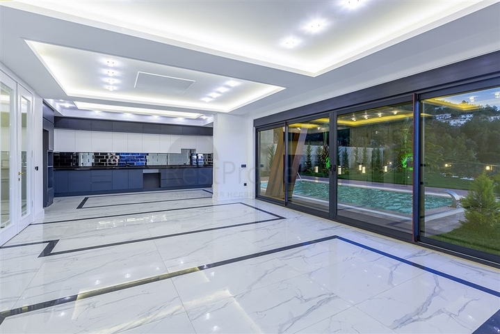 فلل فاخرة - مع اطلالة بحرية ساحرة في مركز الانيا 