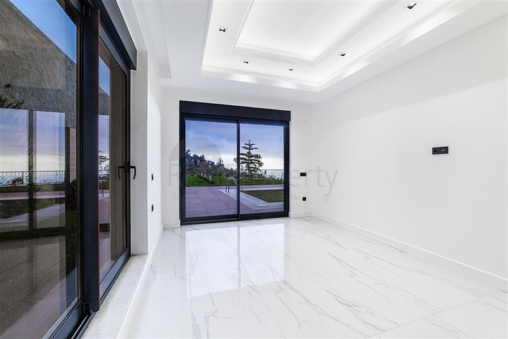 فلل فاخرة - مع اطلالة بحرية ساحرة في مركز الانيا 