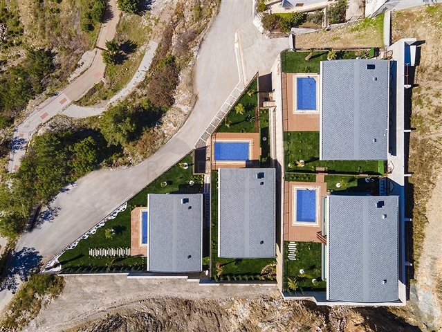 فلل فاخرة - مع اطلالة بحرية ساحرة في مركز الانيا 