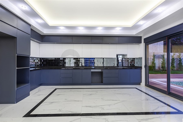 فلل فاخرة - مع اطلالة بحرية ساحرة في مركز الانيا 