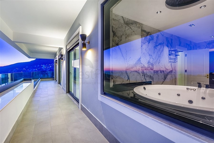 فلل فاخرة - مع اطلالة بحرية ساحرة في مركز الانيا 