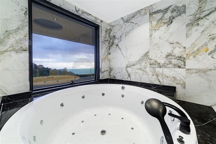 فلل فاخرة - مع اطلالة بحرية ساحرة في مركز الانيا 