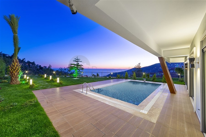 فلل فاخرة - مع اطلالة بحرية ساحرة في مركز الانيا 