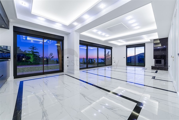 فلل فاخرة - مع اطلالة بحرية ساحرة في مركز الانيا 