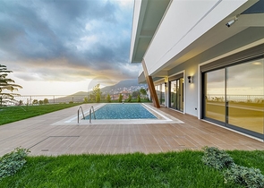 فلل فاخرة - مع اطلالة بحرية ساحرة في مركز الانيا 