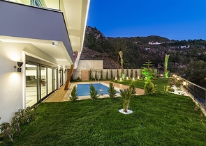 فلل فاخرة - مع اطلالة بحرية ساحرة في مركز الانيا 