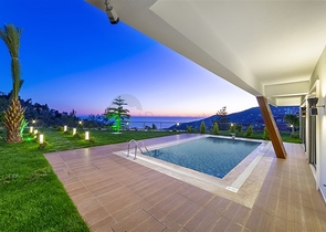 فلل فاخرة - مع اطلالة بحرية ساحرة في مركز الانيا 