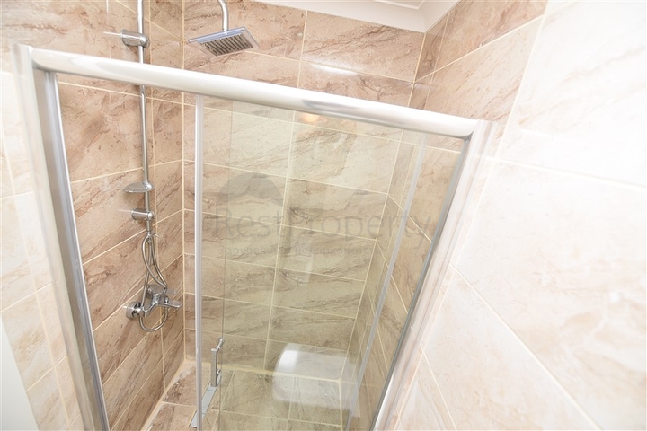 دوبلكس عائلية من تصميم اربع غرف وصالة ضمن مجمع حديث في كاستل / الانيا 