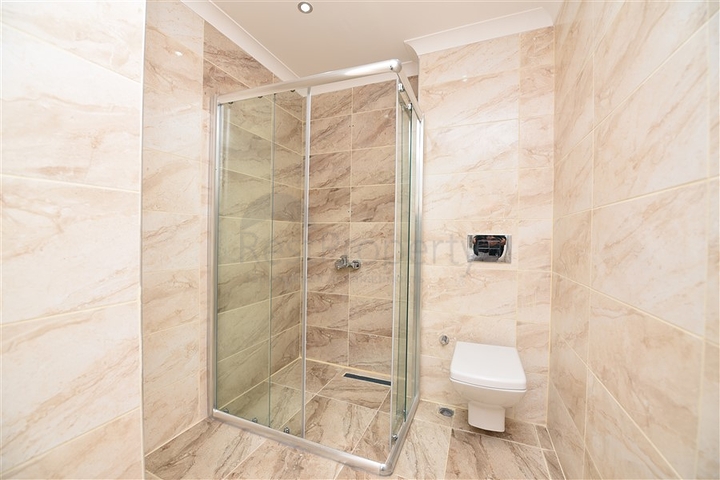 دوبلكس عائلية من تصميم اربع غرف وصالة ضمن مجمع حديث في كاستل / الانيا 