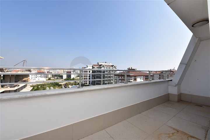 دوبلكس عائلية من تصميم اربع غرف وصالة ضمن مجمع حديث في كاستل / الانيا 