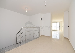 دوبلكس عائلية من تصميم اربع غرف وصالة ضمن مجمع حديث في كاستل / الانيا 