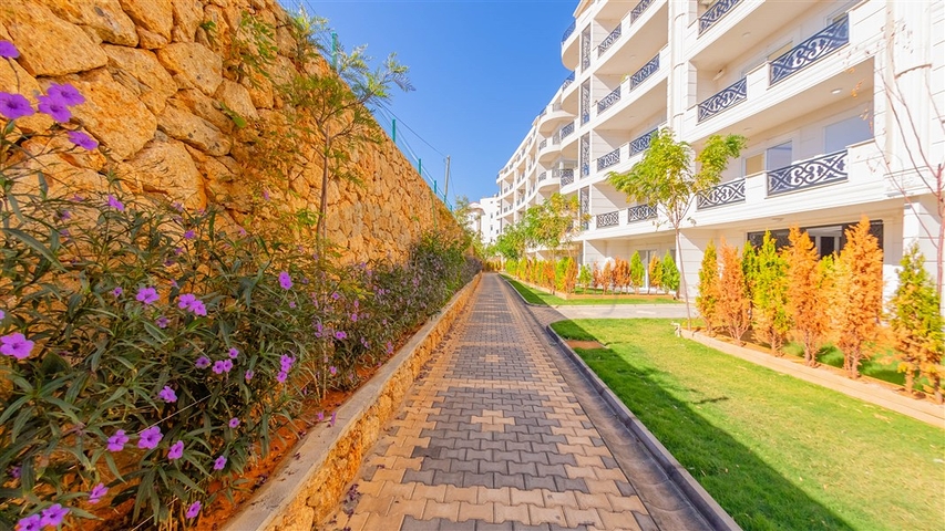 مجمع سكني حديث باطلالة بحر وقلعة في اوبا / الانيا 