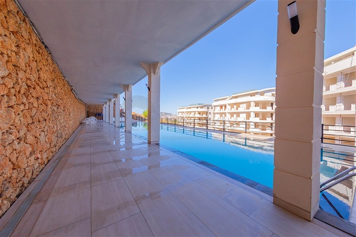 مجمع سكني حديث باطلالة بحر وقلعة في اوبا / الانيا 