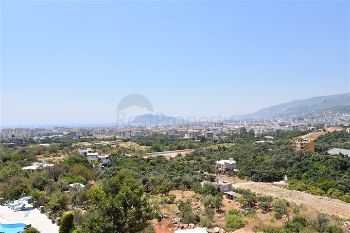 مجمع سكني حديث باطلالة بحر وقلعة في اوبا / الانيا 