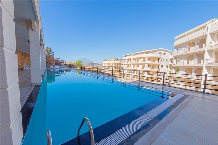 مجمع سكني حديث باطلالة بحر وقلعة في اوبا / الانيا 