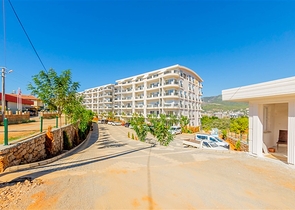 مجمع سكني حديث باطلالة بحر وقلعة في اوبا / الانيا 