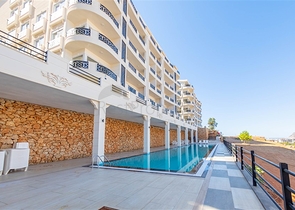 مجمع سكني حديث باطلالة بحر وقلعة في اوبا / الانيا 