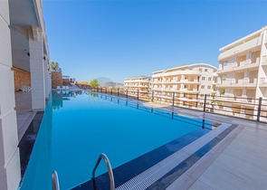 مجمع سكني حديث باطلالة بحر وقلعة في اوبا / الانيا 