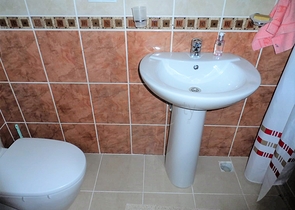 شقة غرفتين وصالة مفروشة ضمن مجمع سكني في مهوتلار / الانيا 