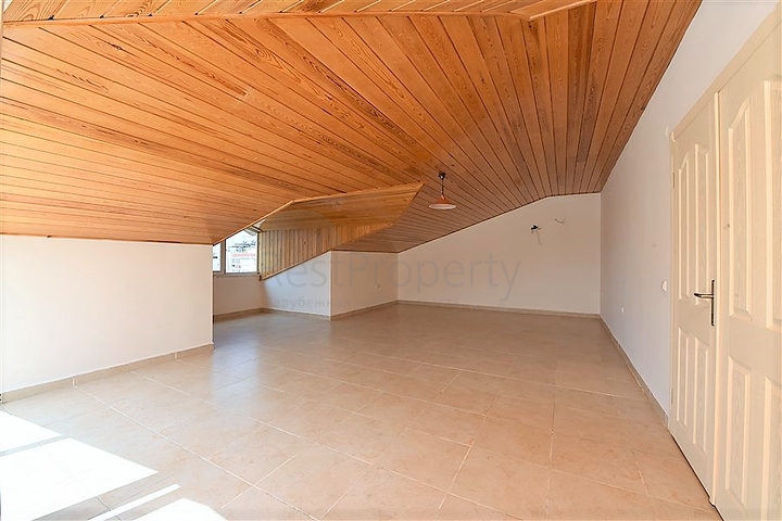 دوبلكس اربع غرف وصالة في منطقة مركزية في الانيا 