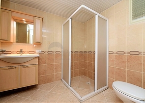 دوبلكس اربع غرف وصالة في منطقة مركزية في الانيا 