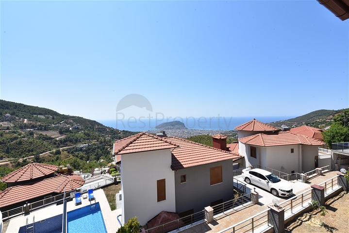 فيلا طابقين باطلالة بحر في الانيا