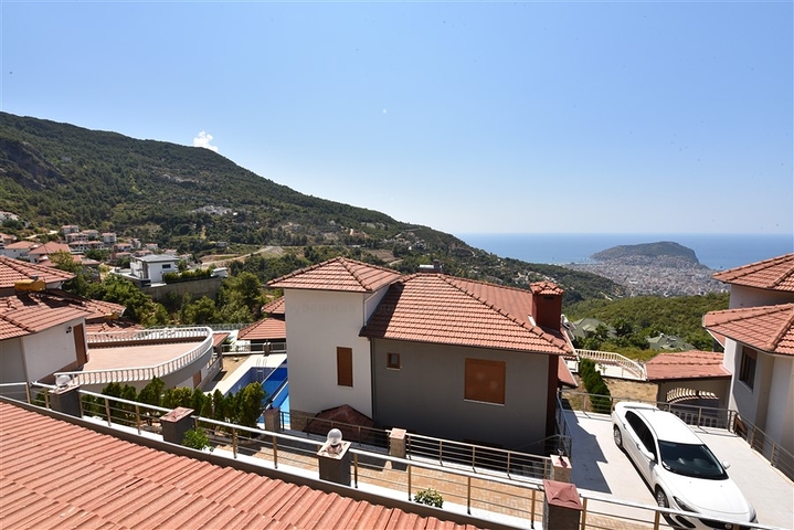 فيلا طابقين باطلالة بحر في الانيا