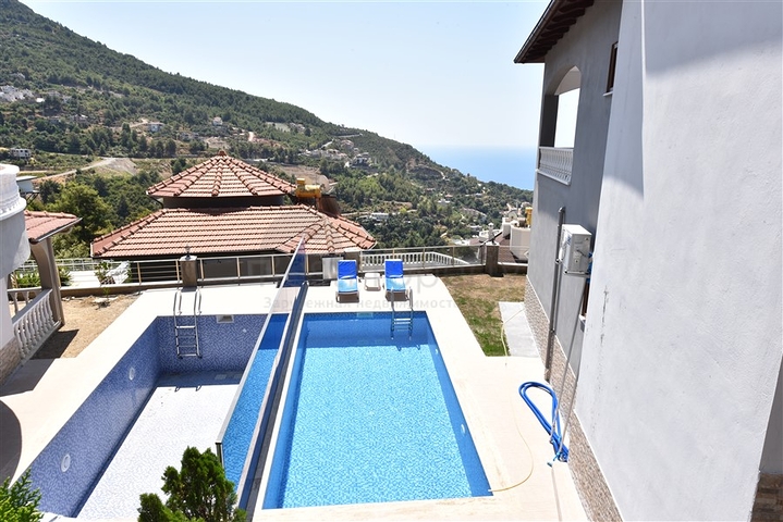 فيلا طابقين باطلالة بحر في الانيا