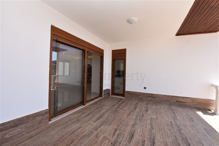 فيلا طابقين باطلالة بحر في الانيا