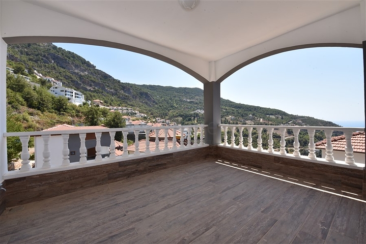 فيلا طابقين باطلالة بحر في الانيا