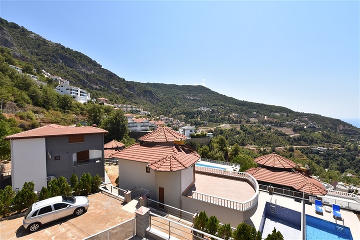 فيلا طابقين باطلالة بحر في الانيا