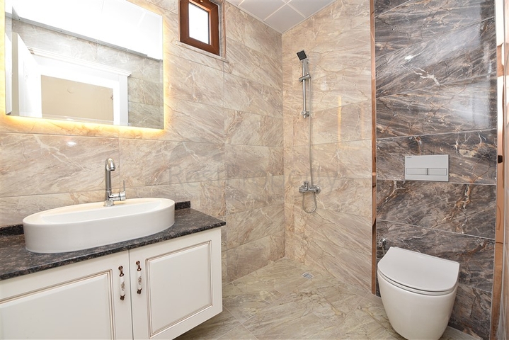 فيلا طابقين باطلالة بحر في الانيا