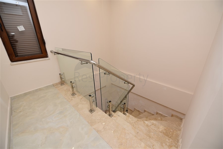 فيلا طابقين باطلالة بحر في الانيا