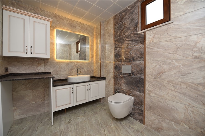 فيلا طابقين باطلالة بحر في الانيا