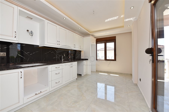 فيلا طابقين باطلالة بحر في الانيا