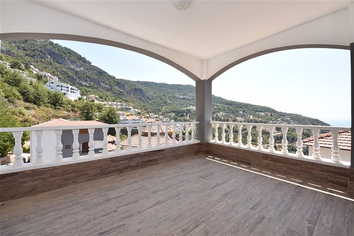 فيلا طابقين باطلالة بحر في الانيا