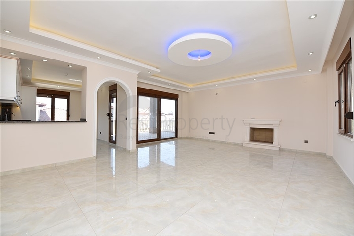 فيلا طابقين باطلالة بحر في الانيا