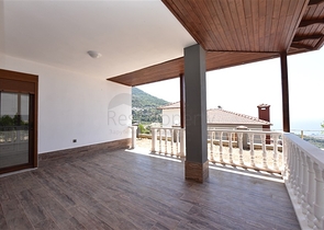 فيلا طابقين باطلالة بحر في الانيا