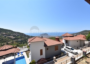 فيلا طابقين باطلالة بحر في الانيا