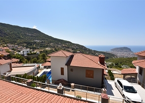 فيلا طابقين باطلالة بحر في الانيا