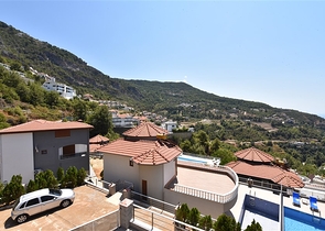 فيلا طابقين باطلالة بحر في الانيا