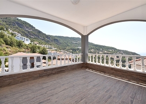 فيلا طابقين باطلالة بحر في الانيا