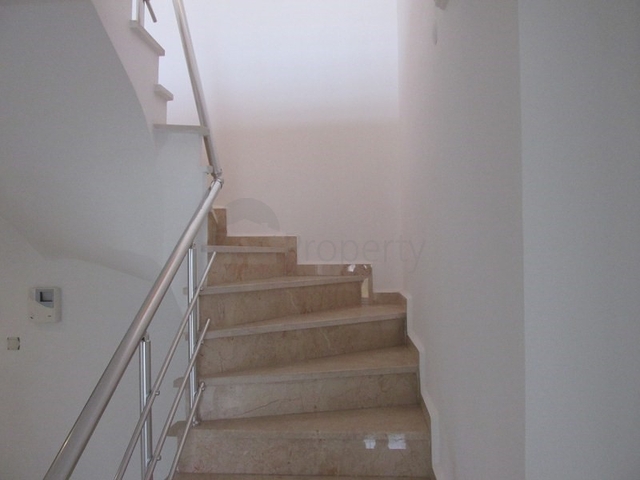 دوبلكس عائلية اربع غرف وصالة في منطقة اوبا المركزية 