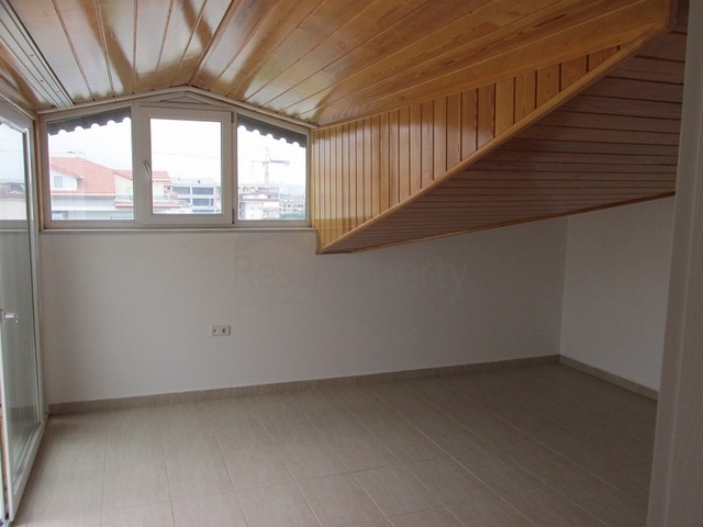 دوبلكس عائلية اربع غرف وصالة في منطقة اوبا المركزية 