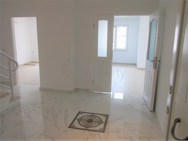 دوبلكس عائلية اربع غرف وصالة في منطقة اوبا المركزية 