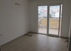 دوبلكس عائلية اربع غرف وصالة في منطقة اوبا المركزية 