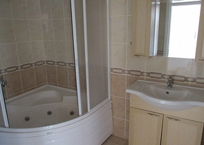 دوبلكس عائلية اربع غرف وصالة في منطقة اوبا المركزية 