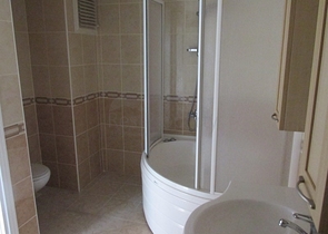 دوبلكس عائلية اربع غرف وصالة في منطقة اوبا المركزية 